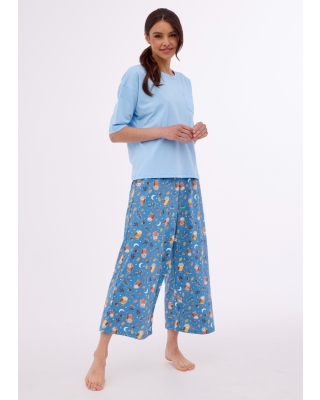 Dwuczęściowa piżama damska. Bluzka piżamowa w kolorze niebieskim ma klasyczny luźny krój pudełkowy. Rękawy 3/4 dodają elegancji i subtelności. Spodnie piżamowe ozdobione delikatnym, stylizowanym drukiem sów, nadają jej wyjątkowego uroku i charakteru.
