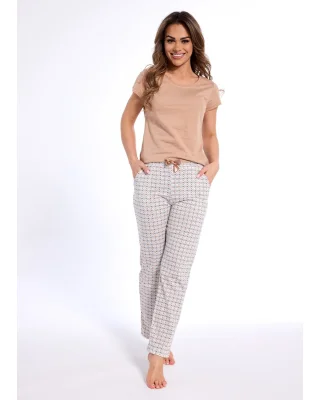 Dwuczęściowa piżama damska. Beżowy T-shirt ma klastyczny krój. Spodnie piżamowe prostego kroju zadrukowane modnym geometrycznym wzorem zapewnią swobodę ruchów i luźne, komfortowe noszenie. Dodatkowo spodnie wyposażone są w praktyczne kieszenie.
