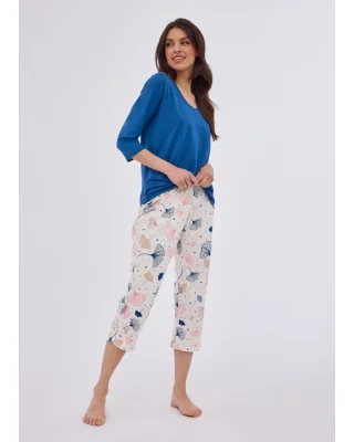 Wyjątkowa piżama damska. Góra piżamy z rękawami o długości 3/4 .Jeansowy kolor bluzki nadaje jej casualowego i stylowego wyglądu. Spodnie piżamowe mają długość 7/8 i są zadrukowane wzorem ginko. Zapakowana w ozdobne pudełko.