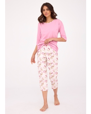 Kobieca piżama damska składająca się z różowej bluzki o długości rękawów 3/4 i dekolcie wykończonym okrągłą lamówką. Bluzka jest wykonana z miękkiej, przyjemnej w dotyku bawełny, która zapewnia komfort noszenia. Spodnie o długości 7/8 są zadrukowane piękn