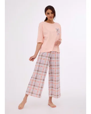 Wyjątkowa piżama damska z bluzką kroju pudełkowego w kolorze jasnego różu. Rękawy 3/4 . Spodnie w klasyczną kratę mają szeroki krój i długość 7/8, co zapewnia swobodę ruchów i komfort noszenia. 
