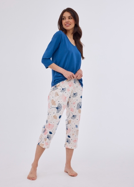 Wyjątkowa piżama damska. Góra piżamy z rękawami o długości 3/4 .Jeansowy kolor bluzki nadaje jej casualowego i stylowego wyglądu. Spodnie piżamowe mają długość 7/8 i są zadrukowane wzorem ginko. Zapakowana w ozdobne pudełko.