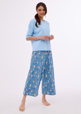 Dwuczęściowa piżama damska. Bluzka piżamowa w kolorze niebieskim ma klasyczny luźny krój pudełkowy. Rękawy 3/4 dodają elegancji i subtelności. Spodnie piżamowe ozdobione delikatnym, stylizowanym drukiem sów, nadają jej wyjątkowego uroku i charakteru.