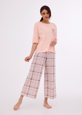 Wyjątkowa piżama damska z bluzką kroju pudełkowego w kolorze jasnego różu. Rękawy 3/4 . Spodnie w klasyczną kratę mają szeroki krój i długość 7/8, co zapewnia swobodę ruchów i komfort noszenia. 