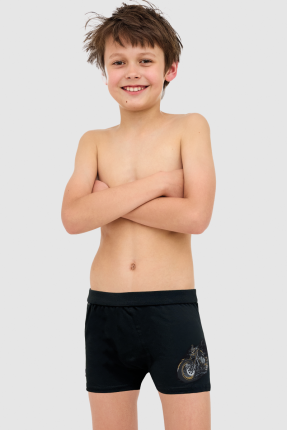 Czarne bokserki chłopięce z nadrukiem motocykli na nogawce, wykonane z elastycznej bawełny, z czarną gumą w pasie.